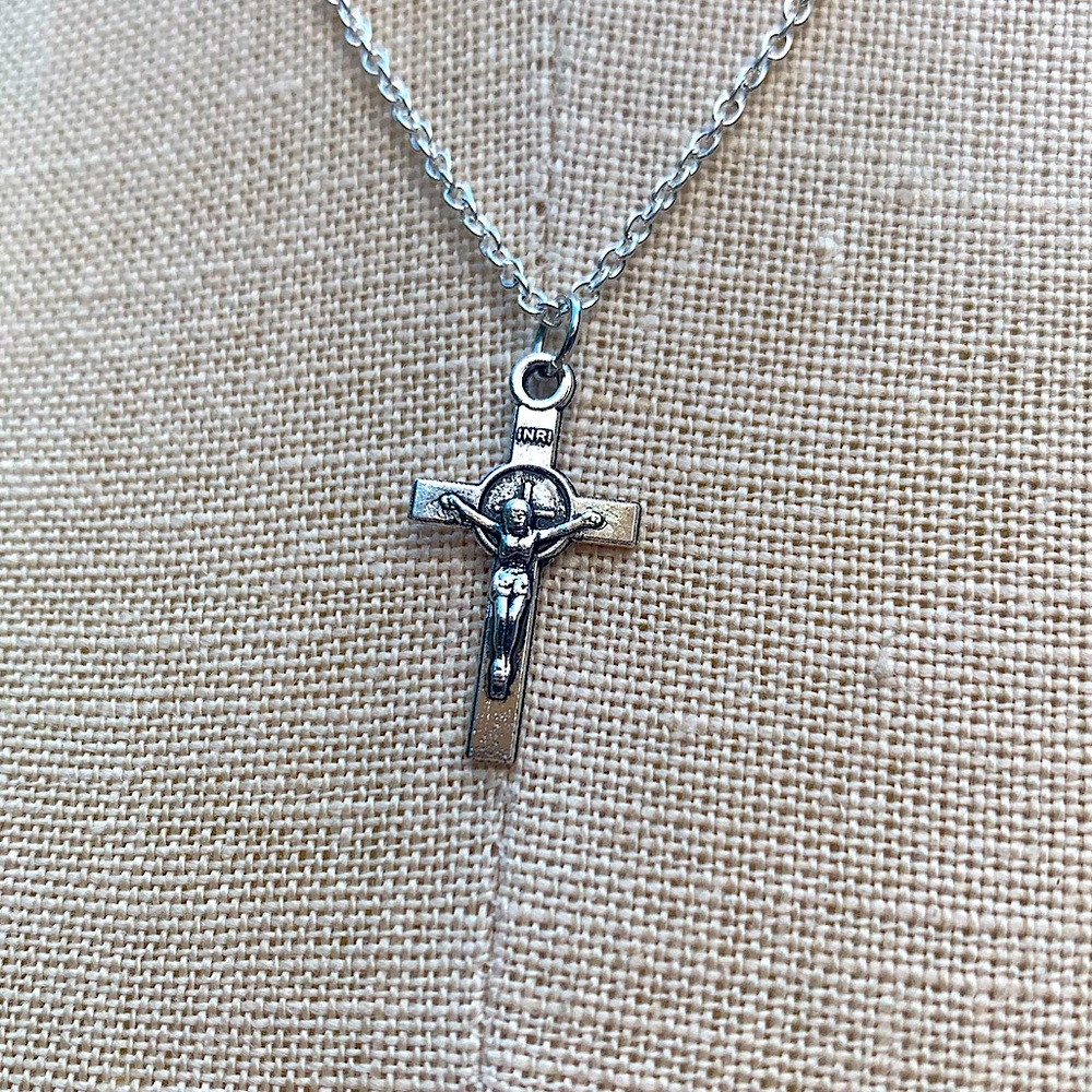 NWT Sterling Silver Plated Chain & Crucifix Alloy Metal Charm Necklace